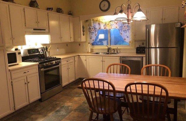 Gather HERE With Family & Friends! Private, cozy, fast WiFi