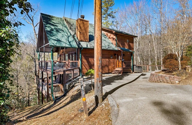 Gatlinburg cabin, renovated 3 Brm, Sleeps 8, FP, Pool Table, Hot Tub, WIFI