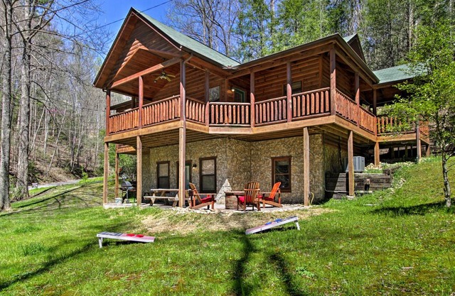 Gatlinburg High End Cabin: Hot Tub, Pool Table, and More!