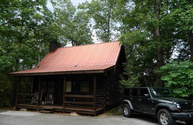 Gatlinburg Log Cabin for Honeymooners or Just A Well Deserved Getaway