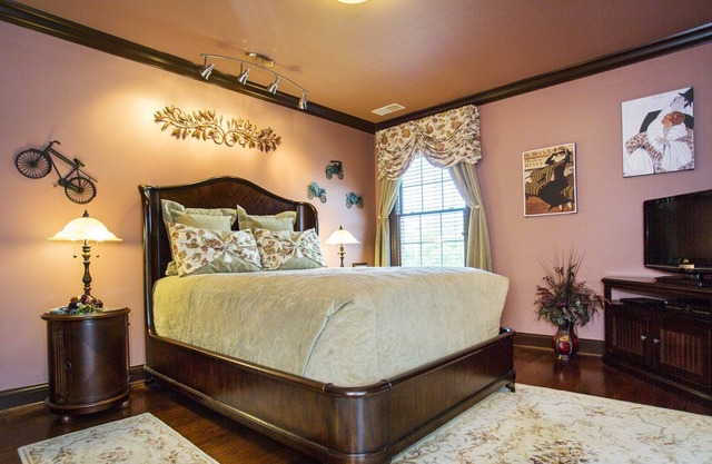 Gatsby Queen Luxury Suite with view of horse paddocks