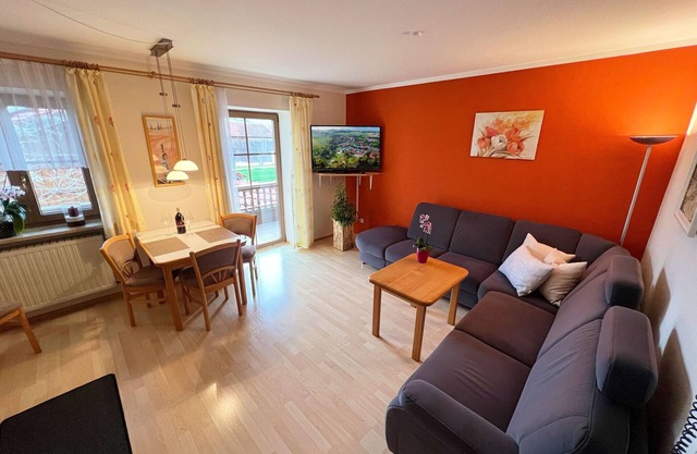 Gemütliche Ferienwohnung mit Balkon und geräumigen Bad mit Dusche und Fenster