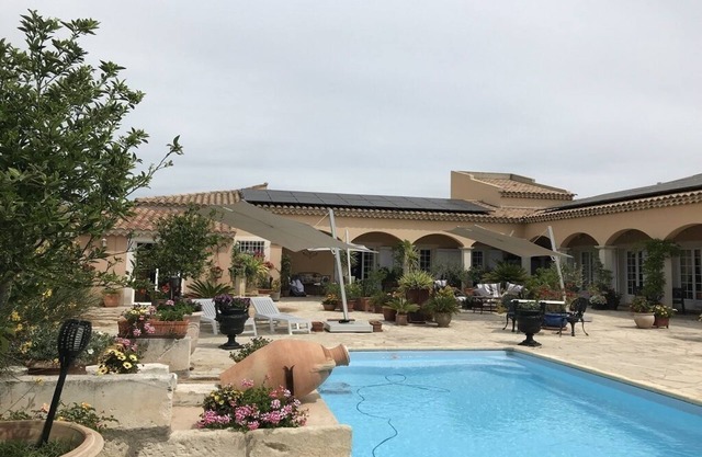 Gemütliche Ferienwohnung, Ideal für 2 Personen, Große Terrasse und Swimming-pool