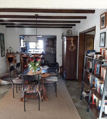 gemütliche Unterkunft mit kleiner Treppe verbunden und Dachterrasse