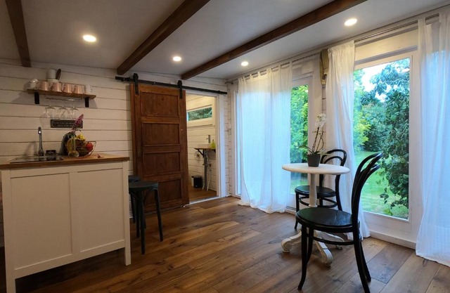 Gemütliches Tinyhouse im Garten einer Villa mit Trenntoilette