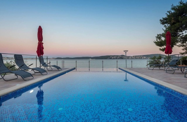 GEM OF THE SEA LUXURY BEACH VILLA FOR 12 PERSONS WITH NEW INFINITY POOL