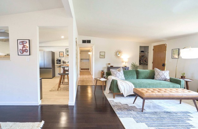 Gem Show Ready, Central, Quiet, Updated Mid-Century, Pet-Friendly