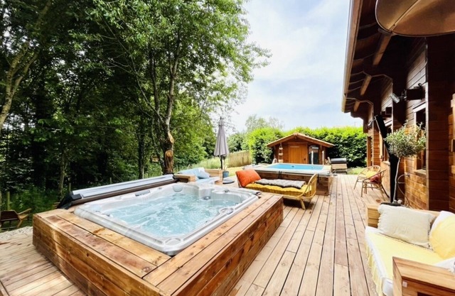 Genuine wooden chalet with spa and pool 10 minutes from the beaches of the Vendée