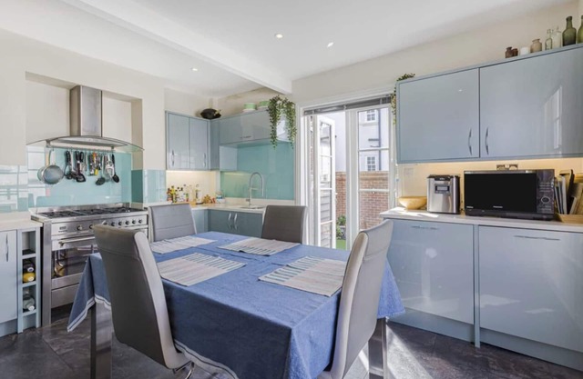 Georgian 4 bed historic house,100m City Centre w/garden & free private parking