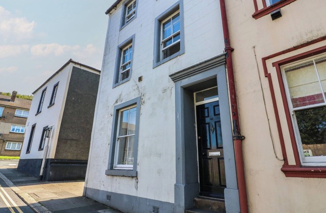 GEORGIAN TOWN HOUSE, family friendly, with a garden in Whitehaven