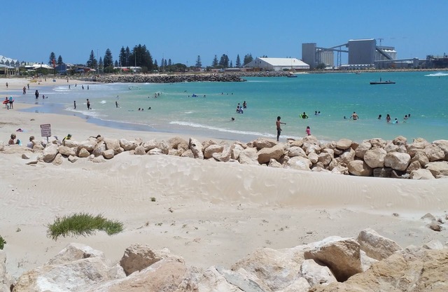 Geraldton CBD, 200m walk to the beach and coffee shops! New Reno 2br immaculate!