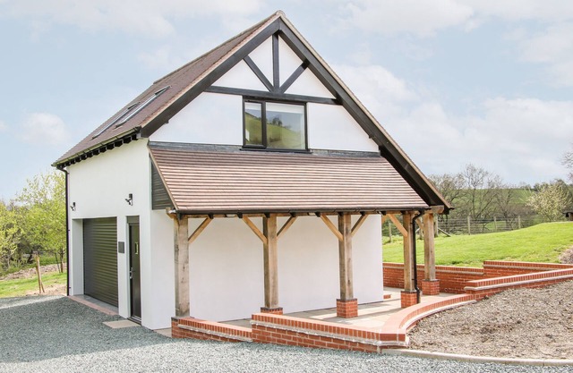 GERRY'S PLACE, pet friendly, with a garden in Little Stretton