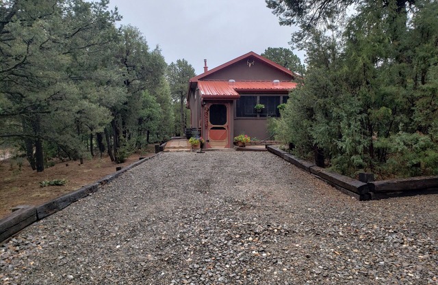 Get away to the cool mountains and relax at the Cuddle Cottage! Double occupancy