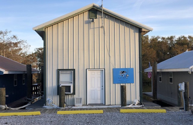 Get Bent Lodge - A Cypress Cove, Venice La houseboat WITH STARLINK WIFI!