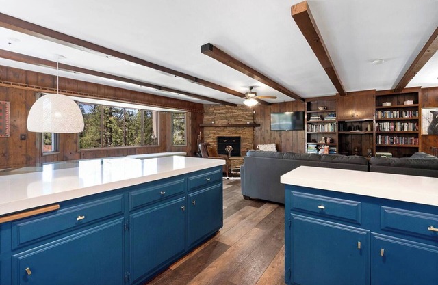 Getaway and Relax in Woodsy Glam-Hot Tub-Private Lot, Huge Deck w/Firepit, Detached Master Suite, 3BR, Completely Fenced Yard, Pet Friendly