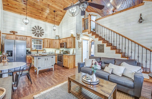 Getaway Chalet Pickwick! HOT TUB! FirePit 5 mins Pickwick Landing!