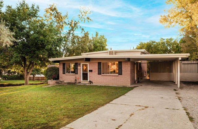 Getaway in Style: Spacious 5-Bedroom VRBO with 2 Bathrooms for Ultimate Comfort!