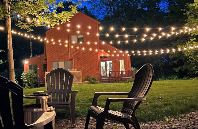 Getaway in the woods, steps from quaint towns