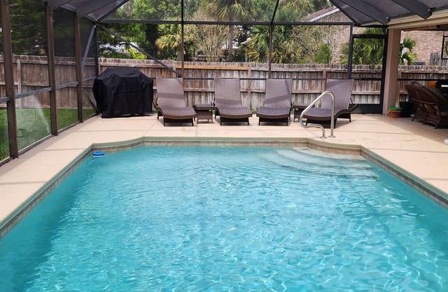 🍹🌞 Getaway Paradise! Heated Pool, TV Patio, Fenced, Wifi, Near Beaches!