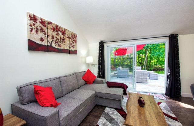 Getaway To Serenity w/Hot Tub & Game/Sun Room - 10 Min Walk to Beach!