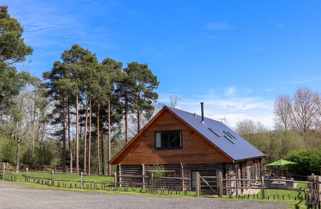GHYLL PARK FARM, pet friendly, character holiday cottage in Horam