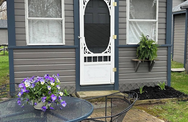 Gia Cottage Vintage GOTL. Full kitchen! Pool access! Off the Strip! WiFi