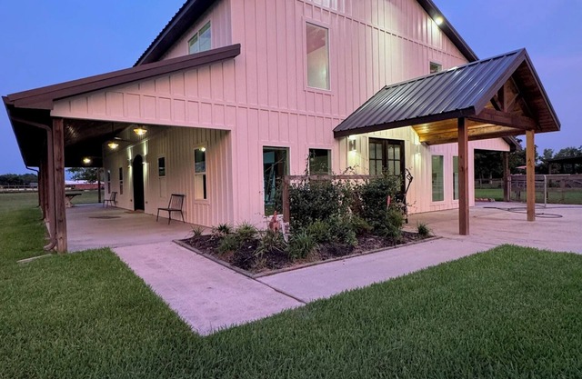 Giant Farmhouse in Santa Fe that sleeps 21