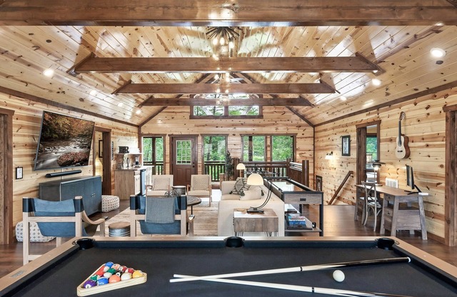 Giant Luxury 10BR Cabin Huge Outdoor Area, Pool