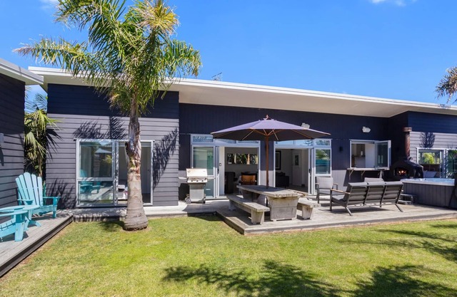 GIBSONS GARAGE - WAIHI BEACH HOLIDAY HOME in Waihi Beach