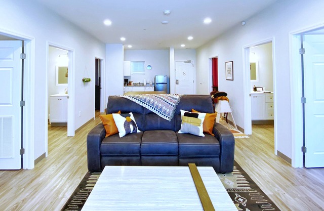 Giddy Up in East Suites! 4 bd/2 ba! Walk everywhere in East Nash!