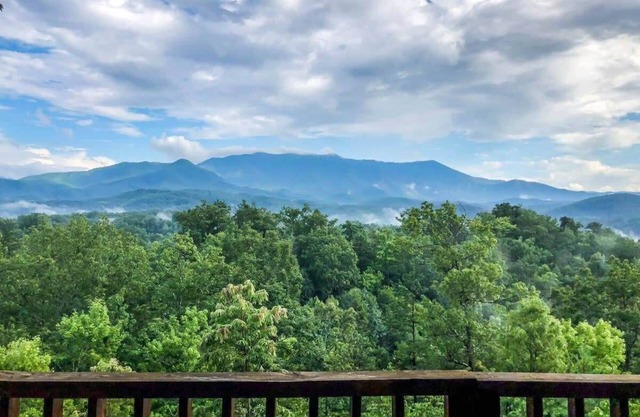 Gigantic Views GSMNP/3.6 Miles 2 DwTn Gatlinburg
