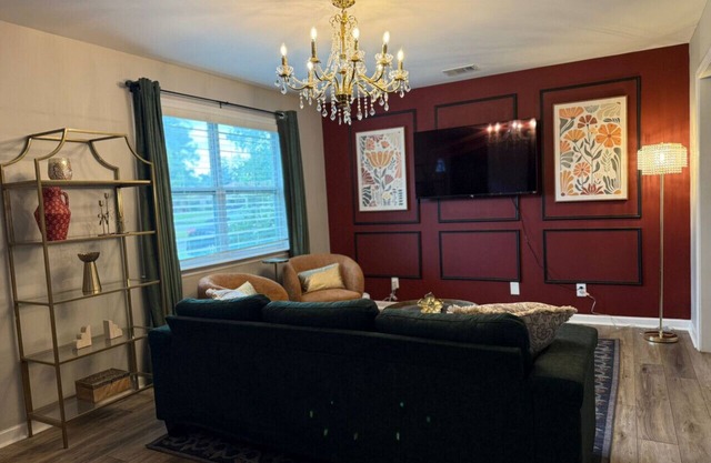 Gilded Magnolia Hideout|Sleeps8|Hot Tub|pet+