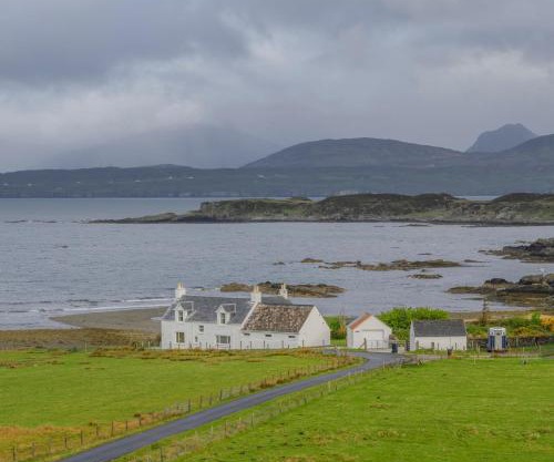 Gillean House-Spectacular beachfront property-Skye