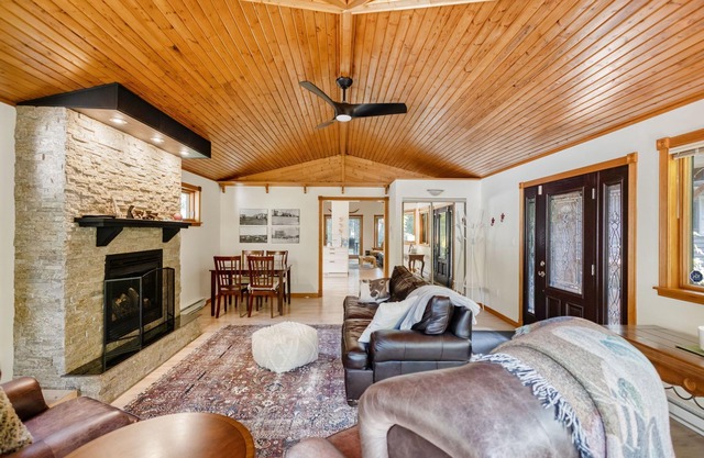 Gimli Lakefront Cottage