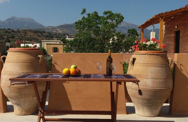 Giovanni Apartment is a cozy apartment in a traditional Cretan village