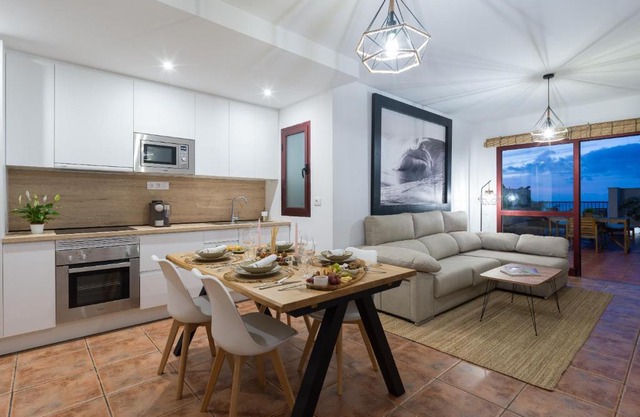 Giraud II - Secluded beachfront duplex