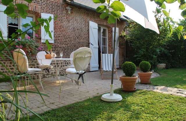 GITE DE LA CLERETTE, cozy little nest, pretty tourist village, shops, SNCF