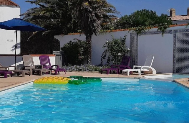 Gite in the heart of an artisan village - marsh views - near ocean