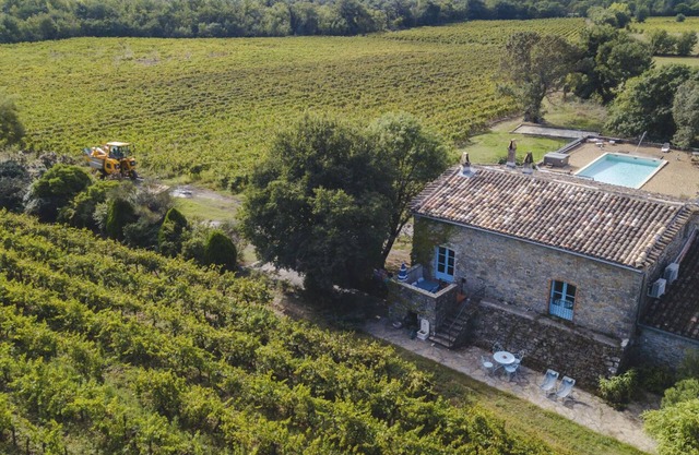 Gîte in the middle of the vineyards with swimming pool, jacuzzi, air conditioning