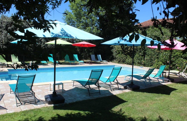 Gîte Jardin - spacious gîte in the heart of nature with heated swimming pool