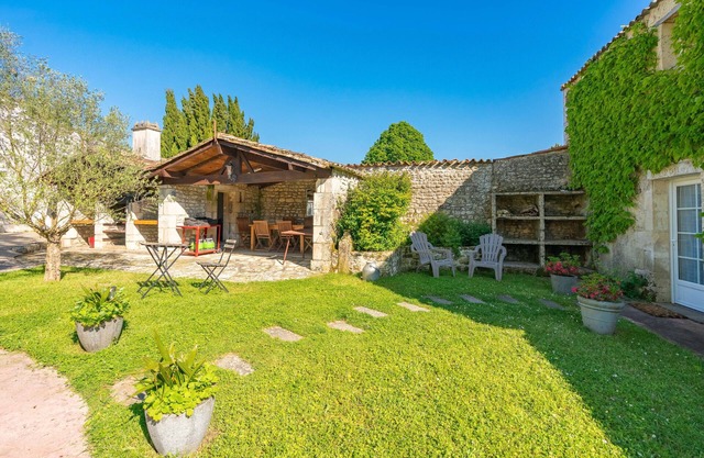 'Gîte Le Chai' with Shared Pool, Wi-Fi and Air Conditioning