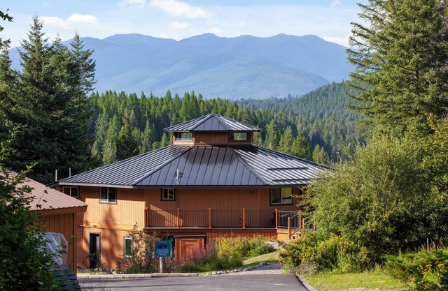 Glacier Gateway Lodge - Luxury 6BR Glacier NP with River Views - FULLY LOADED!