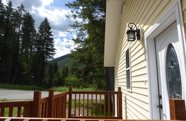 GLACIER PARK AND SF FLATHEAD RIVER NEARBY! W GLACIER 12 MILES, RIVER 200 YARDS