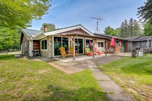 Gladwin Lakefront Cottage with Deck, Grill!