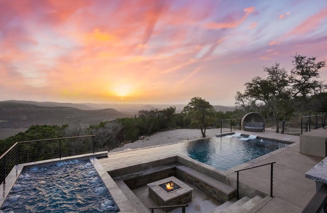 Glam Luxury Home by Frio River! Heated Infinity Pool Firepit Huge Hot Tub Views
