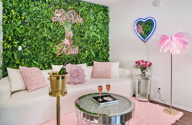 Glam Westlake 2BR. Balcony, Pool & Jacuzzi views + Complimentary Veuve Clicquot
