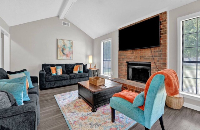Glamorous 3BR 2BA house w/large fenced backyard