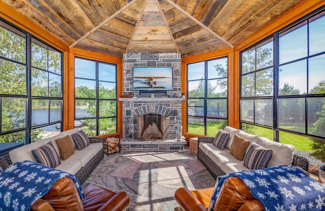 Glamorous Lakefront home in Pointe au Baril 6 Bed | 4 Bath | Hot Tub
