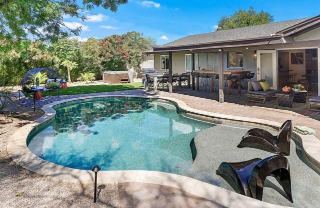Glamorous Renovated Desert Oasis, Heated Pool, Tub