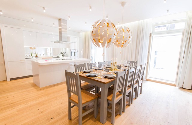 Glamour Excellent F 4-Bedrooms, 4-Bathrooms, Balcony apartment (Prague Old Town)